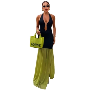 Sexy Neckholder-Maxikleid mit schwarzem Strickoberteil und grünem Rock mit Seitenschlitz