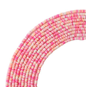 Detalle macro de cuentas de arcilla polimérica de 4mm en rosa y blanco para bisutería DIY