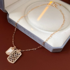 Details einer Roségoldkette mit Muschel-Anhänger auf einer Schmuckschatulle