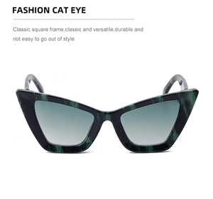 Dettaglio occhiali da sole cat eye effetto marmo verde con lenti grigie sfumate