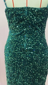 Détail de la fermeture éclair invisible au dos d'une robe de soirée à paillettes vertes