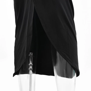Détail de l'ourlet fendu asymétrique et du tissu doux de la robe noire élégante
