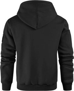 Vista trasera de sudadera negra con capucha de felpa con textura de tela y dobladillo