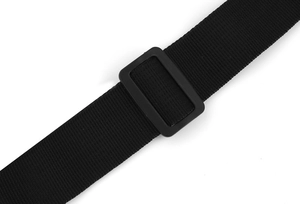 Détail de la bandoulière réglable en nylon noir et boucle plastique sur sac en PVC