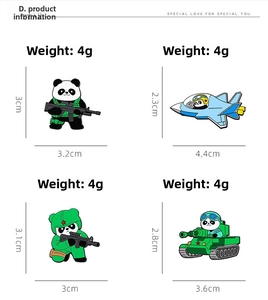 Détail de broches panda militaires avec chars, avions et motifs de soldats mignons