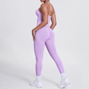 Rückansicht des fliederfarbenen Yoga-Sets mit rückenfreiem Halter-Top und Push-up-Leggings