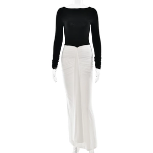 Ensemble élégant avec body noir à manches longues et jupe longue blanche plissée
