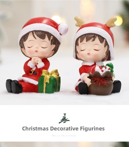 Détail macro de figurines de Noël en résine avec bonnet de Noël et décoration