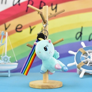 Detailansicht eines blauen Einhorn-Schlüsselanhängers mit buntem Regenbogenband.