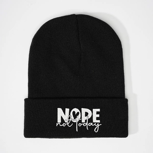 Bonnet en maille noire avec broderie blanche NOPE not today et petit motif de cœur