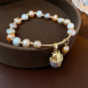 Bracelet élégant en perles multicolores avec pendentif chat doré en zircon sur plateau