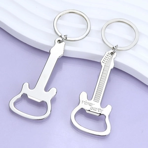 Porte-clés guitare en métal argenté avec décapsuleur intégré pour cadeaux souvenirs