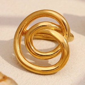 Bague nœud torsadée en acier inoxydable plaqué or 18 carats au design minimaliste