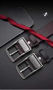 Vue détaillée des ceintures en cuir avec boucles à ardillon gris mat en noir et brun foncé