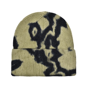 Nahaufnahme der olivgrünen Batik-Strickmütze mit Rippenmuster und breitem Umschlag