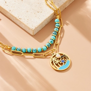 Bracelet double rang doré avec perles turquoise et pendentif palmier ajouré sur pierre