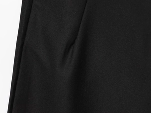 Détail en gros plan de la texture du tissu sergé noir d'un pantalon style ballon