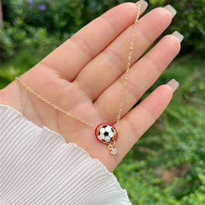 18K vergulde halsketting met een fonkelende voetbal hanger en een kleine ster hanger