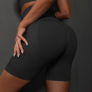 Détail macro du short de yoga noir sans couture à taille haute montrant la texture push-up