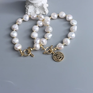 Bracciale di perle d'acqua dolce barocche con pendente a moneta e chiusura vintage OT