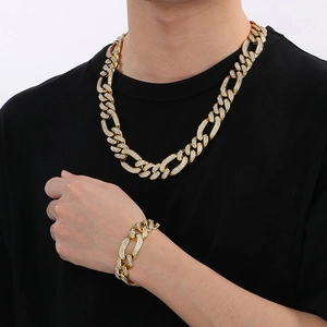 Ensemble collier et bracelet à mailles cubaines dorées serti de strass étincelants