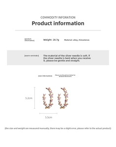 Vue détaillée des boucles d'oreilles papillon en strass rose avec poids de 20,7g