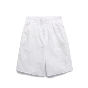 Dettaglio del ricamo sangallo bianco e dell'elastico in vita degli shorts in cotone