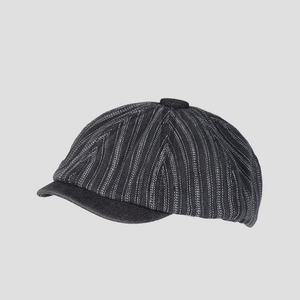Détail de la casquette plate grise à rayures avec tissu texturé et bouton supérieur