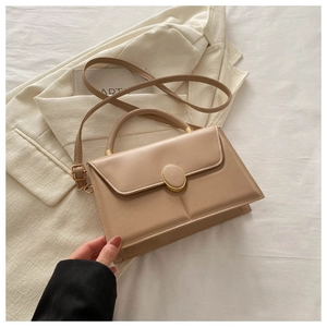 Détail du sac carré tendance en cuir PU avec boucle dorée et surpiqûres élégantes