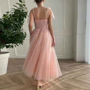 Elegantes rosa Tüll-Abendkleid mit Herzmuster und Schleifenträgern in Teelänge