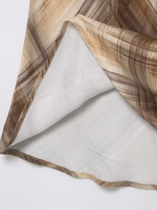 Detailaufnahme des braun karierten Satin-Midirocks mit hochwertiger Naht und weißem Futter