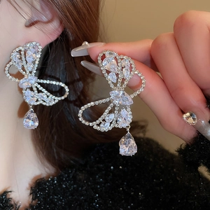 Elegante silberne Schleifenohrringe mit tropfenförmigen Zirkonia und Kristallen