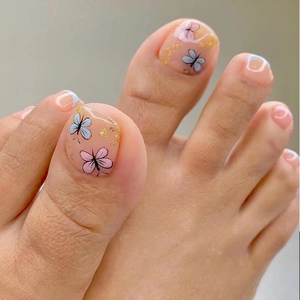 Faux Ongles Pieds Courts Carrés À Presser Motif Papillon Détails Feuille D'or Base Nude