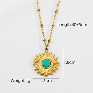 Détail du pendentif soleil doré avec pierre verte sur chaîne plate et dimensions