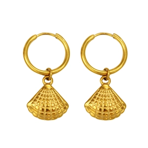 Détail de boucles d'oreilles dorées en forme de coquille avec texture quadrillée
