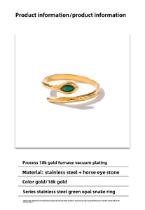Makro-Detail des vergoldeten Schlangenrings mit einem grünen Stein im Marquise-Schliff