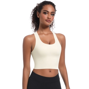 Détail du col en U profond et du tissu élastique sans couture sur ce soutien-gorge