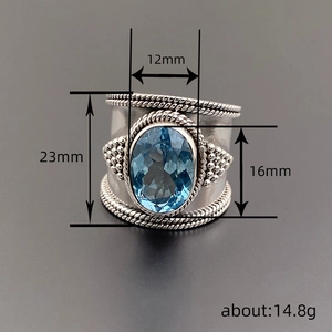 Anello largo d'argento vintage con grande gemma blu ovale e dettagli in stile boho