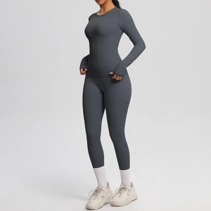 Détail du pantalon de yoga taille haute avec poche latérale dans un ensemble gris foncé