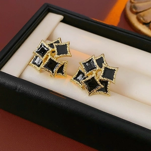 Orecchini vintage geometrici neri e oro con finitura metallica a grana stratificata
