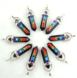 Gedetailleerde set blauwe zandsteen hangers met zeven chakra-stenen en zilveren sluitingen