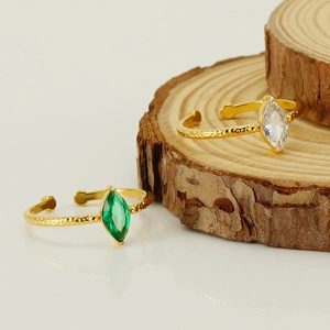 Anello aperto in oro martellato con zirconi marquise verdi e trasparenti in acciaio