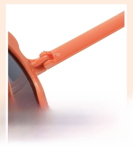 Détail des charnières durables des lunettes de soleil pliables orange pour enfants