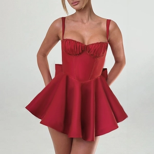 Robe courte élégante en satin rouge avec bustier corset et grand nœud à l'arrière