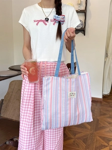Grande borsa shopper a righe verticali rosa e azzurre con manici blu robusti