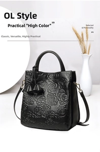 Dettaglio di borsa elegante in pelle nera con motivo a rose e finiture dorate