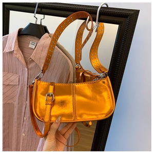 Sac à bandoulière punk orange métallique avec œillets argentés et détails de rivets