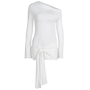 Robe courte blanche chic à une épaule avec nœud à la taille et détail de ruban drapé