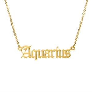 Collier Verseau doré en acier inoxydable avec écriture ancienne sur fond blanc pur