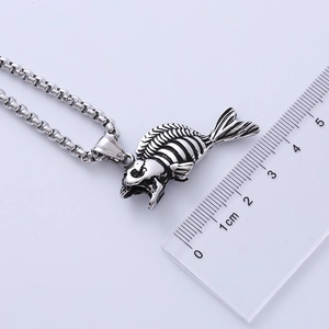 Detailed scale measurement showing a 4.5cm vintage silver fishbone skull pendant necklace